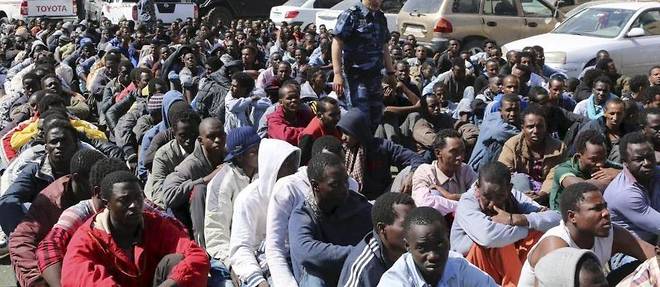 Des migrants clandestins dans un centre de retention en Libye, en 2015.