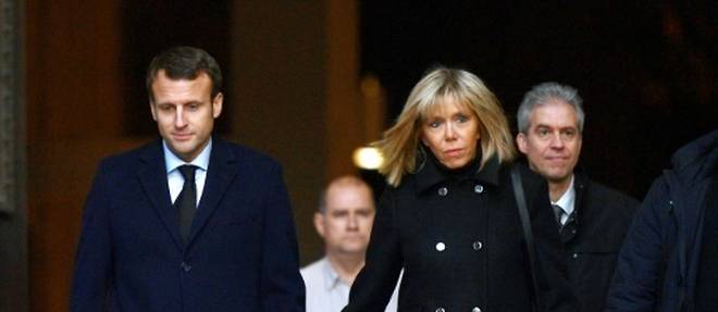 Emmanuel Macron et son epouse Brigitte Trogneux quittent l'eglise Saint-Sulpice apres avoir assiste aux funerailles de l'homme d'affaires Henry Hermand, le 10 novembre 2016 a Paris