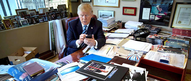 Donald Trump dans son bureau new-yorkais, le 29 septembre 2015. En utilisant Twitter, le president revendique la simplicite et l'immediatete pour repondre a la colere du peuple.