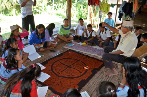 Photo fournie le 31 janvier 2017 par la Direction d'éducation interculturelle bilingue et rurale du ministère péruvien de l'éducation, montrant des enfants de peuples autochtones pratiquant leur langue indigène à Tingo Maria, au Pérou © HO DIGEIBIRA/AFP