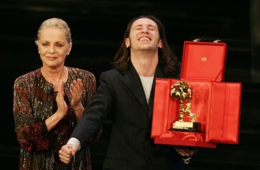 Le chanteur Povia, gagnant de la 56e edition du Festival de San Remo, le 4 mars 2006 est appalaudit par Virna Lisi