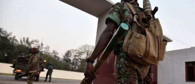 Mardi 17 janvier 2017. Deux soldats faisant partie d'un groupe de mutins de l'Ecole des forces armes (EFA) de Zambakro qui revendiquaient leur part de primes dans la capitale politique ivoirienne ont ete tues a et plusieurs de leurs freres d`armes blesses.
