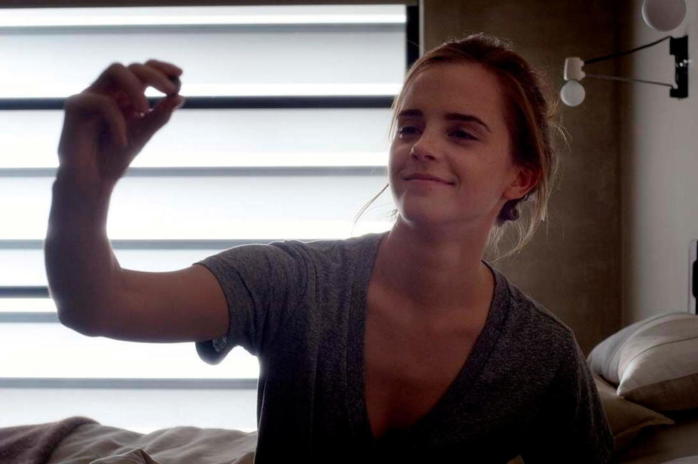 Emma Watson surveill&eacute;e par Tom Hanks dans la bande-annonce de The Circle
