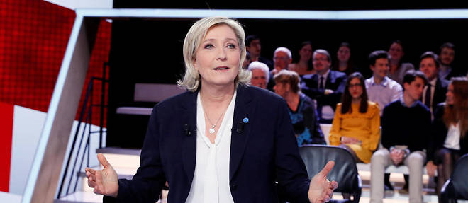 Marine Le Pen a rendu certains maires "laches" responsables du "communautarisme, vivier de l'islam radical" en France. 