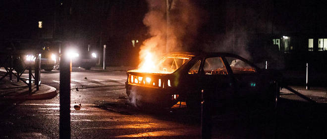Une voiture incendiee a Aulnay-sous-Bois, le 7 fevrier dernier.