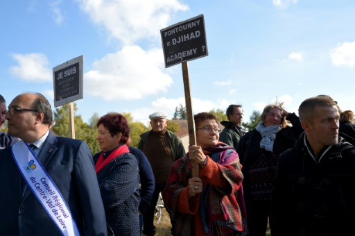 Des opposants à l'ouverture du centre de déradicalisation de Pontourny (Indre-et-Loire) manifestent à proximité du château, le 22 octobre 2016 © GUILLAUME SOUVANT AFP/Archives