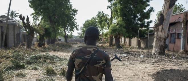 Un soldat nigerian patrouille dans les rues de Bama, dans le nord-est du pays, ravage par Boko Haram, le 8 decembre 2016.