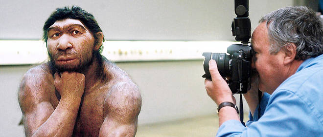 Un Sapiens photographiant un Neandertal. Ce dernier aurait-il pu se retrouver derriere le viseur ? << Il y a 200 000 ans, Neandertal en Europe et Sapiens en Afrique sont dans un etat d'avancement egal. L'un n'innove pas moins que l'autre >>, explique le prehistorien Jacques Jaubert.