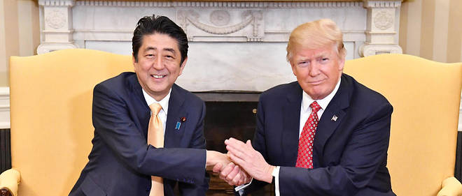 Donald Trump avec Premier ministre japonais Shinzo Abe dans le Bureau ovale, le 10 fevrier 2017.