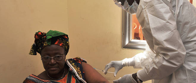 Une femme se fait vacciner contre le virus Ebola.
