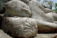 Un Bouddha couche sculpte dans la pierre (XXIIe siecle) au Temple de Gal Vihara (temple de la roche noire) au Sri Lanka. (C)Luisa Ricciarini