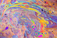  
Une flaque d'huile est composée de plusieurs couches, qui reflètent une fréquence de couleur différente dans une direction différente.
  ©Jean-Philippe Delobelle