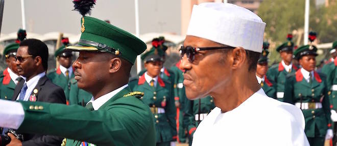 Le president Buhari le 15 janvier dernier lors d'une parade militaire au monument du soldat inconnu d'Abuja.