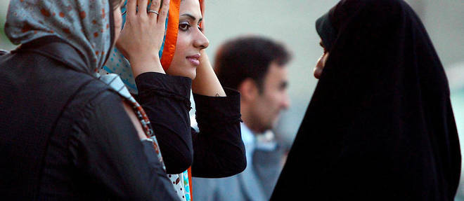 Les femmes iraniennes doivent se conformer a un code vestimentaire tres strict. 