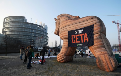 Des opposants au CETA manifestent devant un "cheval de Troie" gonflable, devant le Parlement européen à Strasbourg, le 15 février 2017 © FREDERICK FLORIN AFP