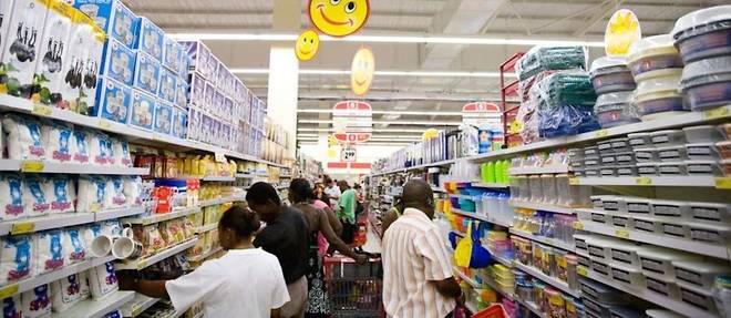 Des clients dans un supermarche d'Accra, la capitale du Ghana.