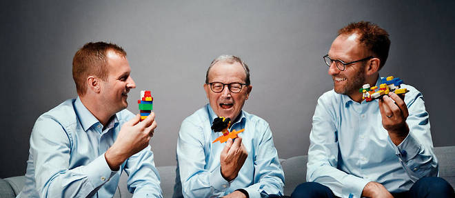 Superman(s). Kjeld Kirk Kristiansen (au centre) avec son fils, Thomas (a g.), et Jorgen Vig Knudstorp, le sauveur de l'entreprise Lego, charge desormais de l'avenir de la marque. Ce dernier confie encore jouer aux Lego << au moins deux heures par semaine >>.