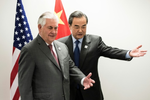 Le secrétaire d'Etat amériain Rex Tillerson (g) et son homologue chinois Wang Yi, lors d'une réunion en marge du G20, le 17 février 2017 à Bonn, en Allemagne © Brendan Smialowski AFP