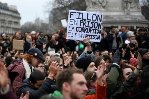 Plusieurs centaines de manifestants à Paris "contre la corruption des élus", Place de la République, le 19 février 2017 © Lionel BONAVENTURE AFP