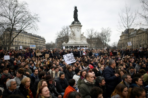Plusieurs centaines de manifestants à Paris "contre la corruption des élus", Place de la République, le 19 février 2017 © Lionel BONAVENTURE AFP