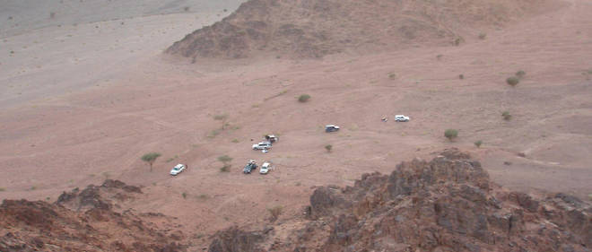Le 26 fevrier 2007, quatre expatries francais, dont un jeune lyceen de dix-sept ans, sont victimes d'un attentat perpetre par des terroristes d'Al-Qaida, pres du site archeologique de Madain Saleh, dans le nord-ouest de l'Arabie saoudite.