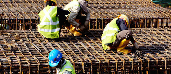 Des travailleurs sur un chantier. 