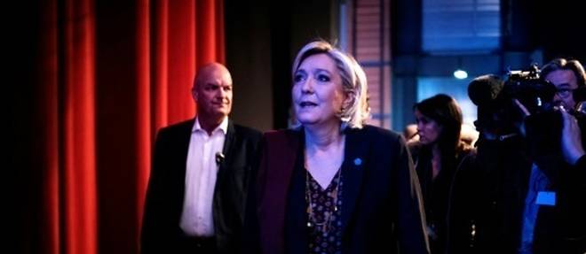 Le garde du corps de Marine Le Pen, Thierry Legier, (1er g) et la cheffe de son cabinet Catherine Griset (3E g) a Lyon, le 4 fevrier 2017