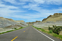 Route d'acces au parc national de Canyonlands, pres de Moab dans l'Utah (Etats-Unis).