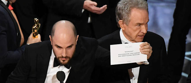 Le producteur de La La Land Jordan Horowitz (a gauche) brandit le bulletin montrant le nom du vrai gagnant de l'oscar du meilleur film, le 26 fevrier 2017.