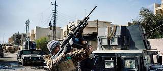 Membre des forces spéciales irakiennes tirant en direction d'un drone de l'organisation État islamique dans la banlieue de Mossoul, le 8 janvier 2017.   ©DIMITAR DILKOFF