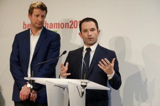 Le candidat socialiste à la présidentielle Benoît Hamon (d) et l'écologiste Yannick Jadot à Paris, le 26 février 2017 © GEOFFROY VAN DER HASSELT AFP