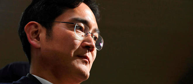 L'heritier de l'empire Samsung, Lee Jae-yong, et quatre autres cadres dirigeants du premier fabricant mondial de smartphones ont ete officiellement inculpes pour corruption dans le cadre du vaste scandale a rebondissements qui secoue la Coree du Sud depuis des mois.