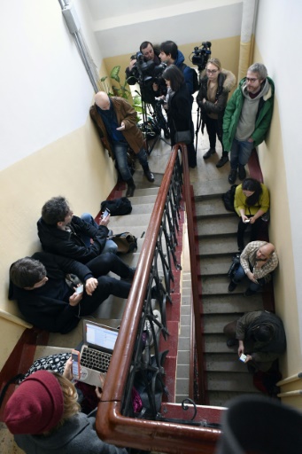 Des journalistes devant l'appartement de la journaliste d'opposition russe Zoïa Svetova à Moscou, le 28 février 2017 © Alexander NEMENOV AFP