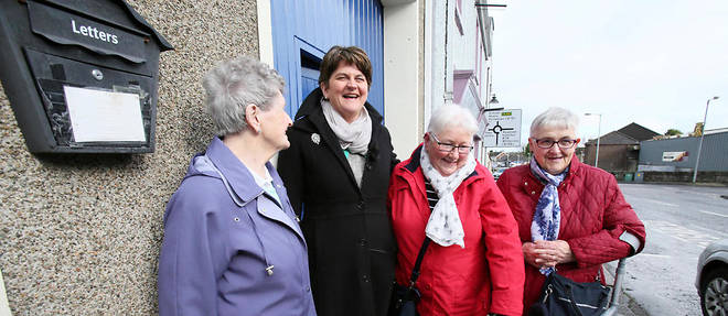 L'unioniste Arlene Foster (deuxieme a gauche), chef de l'executif regional depuis janvier 2016, en campagne a Markethill.  
