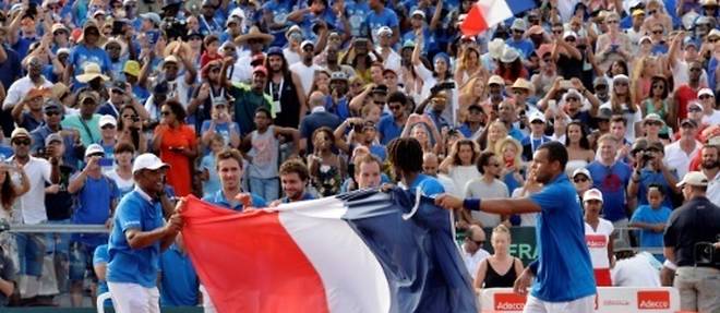 L'equipe de France de tennis celebre sa victoire face au Canada, synonyme de qualification pour le second tour de la Coupe Davis, en Guadeloupe le 5 mars 2016
