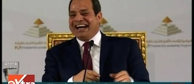 Le president egyptien al-Sissi, interroge sur le bilan du Printemps arabe, eclate de rire lors d'une seance d'echanges avec de jeunes Egyptiens diffusee par la television Extra News. 