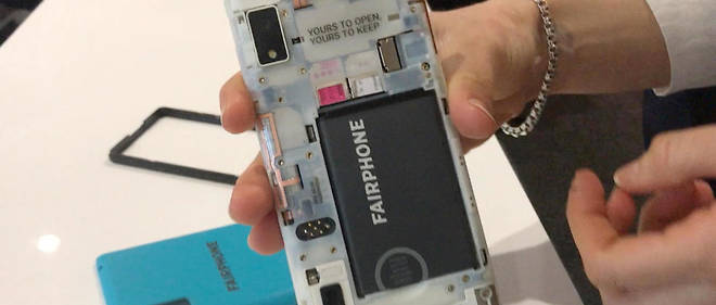Le Fairphone est un smartphone modulaire, soit un telephone dont il est possible de changer les pieces une a une lorsqu'elles sont defectueuses.