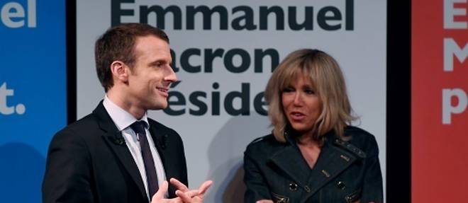 Emmanuel Macron (g), candidat a l'election presidentielle, et son epouse Brigitte Trogneux le 8 mars 2017 a Paris