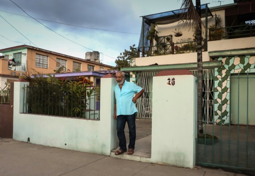 L'écrivain cubain Leonardo Padura devant sa maison, la Villa Alicia, lors d'une interview avec l'AFP, le 7 février 2017 à Mantilla, un quartier de La Havane © ADALBERTO ROQUE AFP