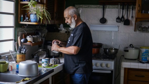 L'écrivain cubain Leonardo Padura prépare du café, lors d'une interview avec l'AFP chez lui, le 7 février 2017 à Mantilla, un quartier de La Havane © ADALBERTO ROQUE AFP