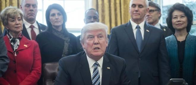 Le président américain Donald Trump, avec des membres de son équipe, dans le Bureau Ovale, le 13 mars 2017 à Washington ©NICHOLAS KAMM