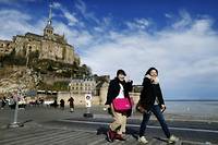 Des touristes visitent le Mont-Saint-Michel, dans le nord-ouest de la France, le 27 février 2017 ©CHARLY TRIBALLEAU