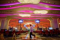 Aux casinos de Macao, la clientèle de masse compense en partie la désertion des gros portefeuilles. Un casino le 20 septembre 2012 ©Philippe LOPEZ