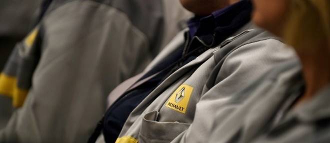 Des travailleurs en combinaison de travail portant le logo Renault sur une chaine d'assemblage a Batilly (est), le 6 mars 2017. 
Le constructeur automobile est soupconne d'avoir fausse les tests sur les emissions de polluants des moteurs 