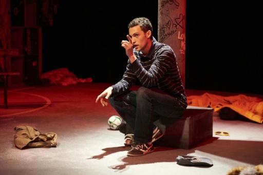 L'acteur français Simon Alope dans la pièce "Prouve-le", jouée à La Fabrique de Valence, le 13 mars 2017 © JEAN-PHILIPPE KSIAZEK AFP