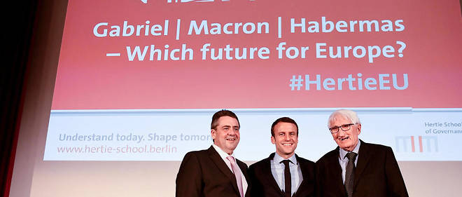 De gauche a droite, le vice-chancelier allemand Sigmar Gabriel, Emmanuel Macron et le philosophe allemand Jurgen Habermas.