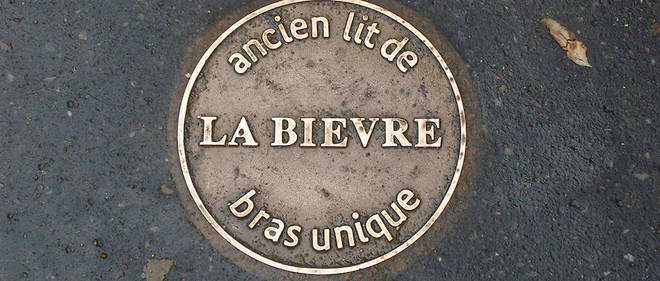 Enfouie depuis 1912, la Bievre continue de couler sous nos pieds. Dans le 13e arrondissement, des medallons de bronze materialisent son ancien cours.