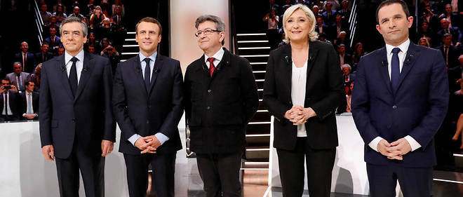 French presidential election candidates, right-wing Les Republicains (LR) party Francois Fillon, En Marche ! movement Emmanuel Macron, far-left coalition La France insoumise Jean-Luc Melenchon, far-right Front National (FN) party Marine Le Pen, and left-wing French Socialist (PS) party Benoit Hamon, pose before a debate organised by the French private TV channel TF1 on March 20, 2017 in Aubervilliers, outside Paris.       / AFP PHOTO / POOL AND AFP PHOTO / Patrick KOVARIK