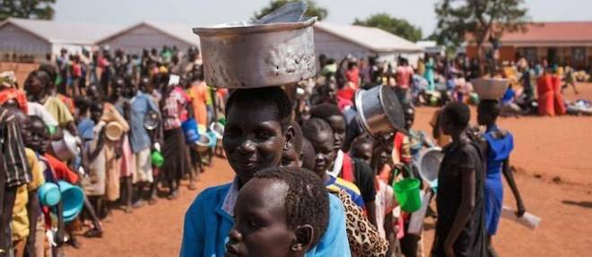 Des refugies sud-soudanais font la queue dans un camp, a Adjumani, le 4 juin 2016 (photo d'illustration).