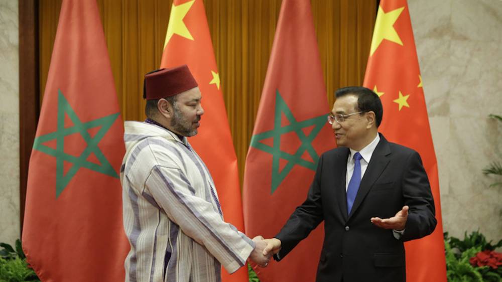 Le roi du Maroc Mohammed VI serre la main du Premier ministre chinois Li Keqiang durant une rencontre à Pékin en mai 2016. ©  AFP/Jason Lee